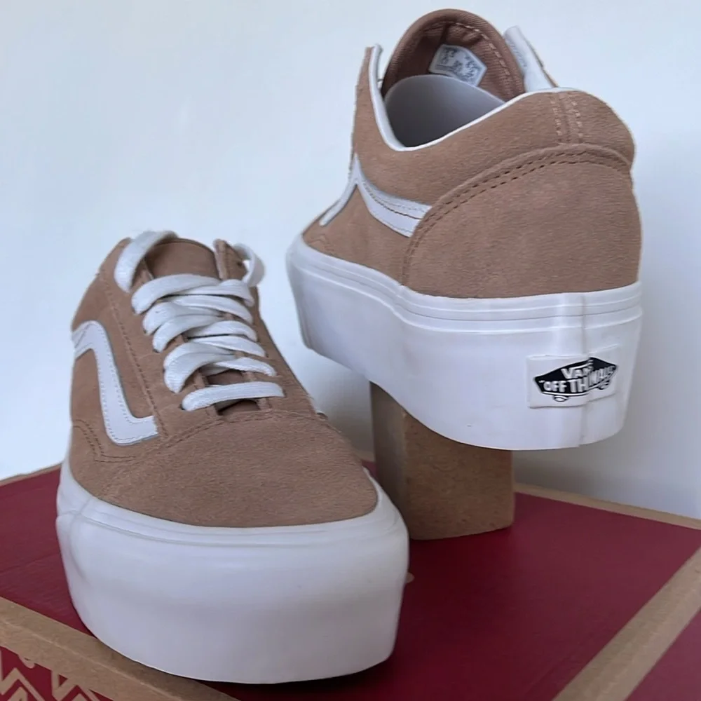 Vans WMNS Old Skool Stacked Soft Suede Burro/True White 
VN0A7Q5MB69
Platforms - Picture 9 of 16